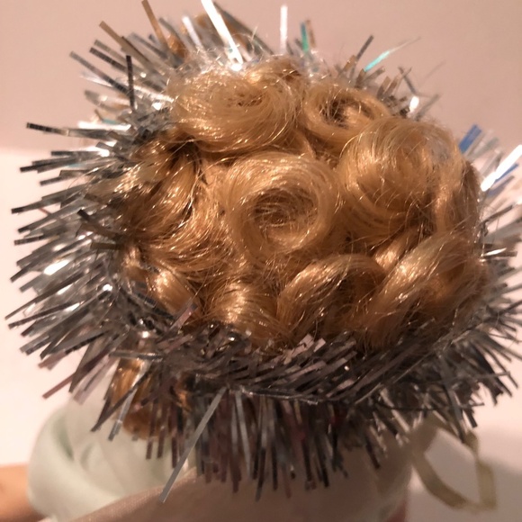 Precious little choir girl/ angel in green dress that can be hung on top of tree - Picture 6 of 7